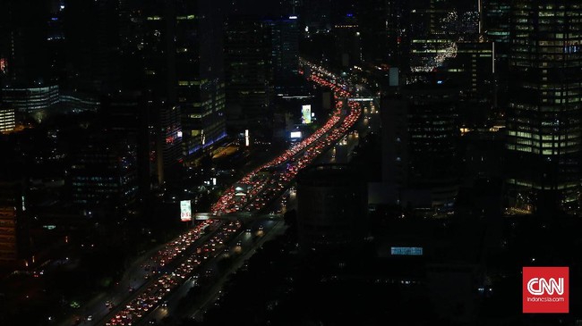 Kemacetan di kawasan Jakarta diprediksi terjadi hingga malam karena genangan air tersebar di sejumlah titik usai hujan deras.