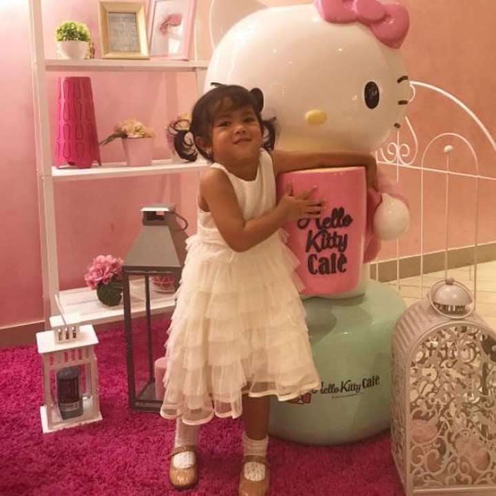 <p>Aleena, putri dari Olla Ramlan ini kece ya, Bun. Foto berdiri di samping tokoh kartun Hello Kitty, mungkin Aleena ingin menjadi Princess Hello Kitty nih, Bun. (Foto: Instagram @ollaramlanaufar)</p>