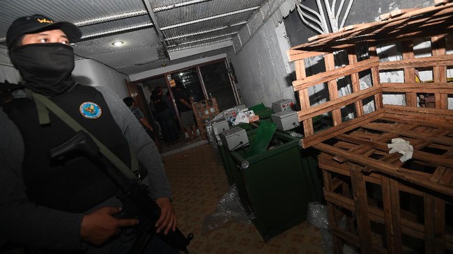 Polisi temukan satu orang positif konsumsi narkoba saat lakukan razia prokes di salah satu bar di Jakarta Selatan.