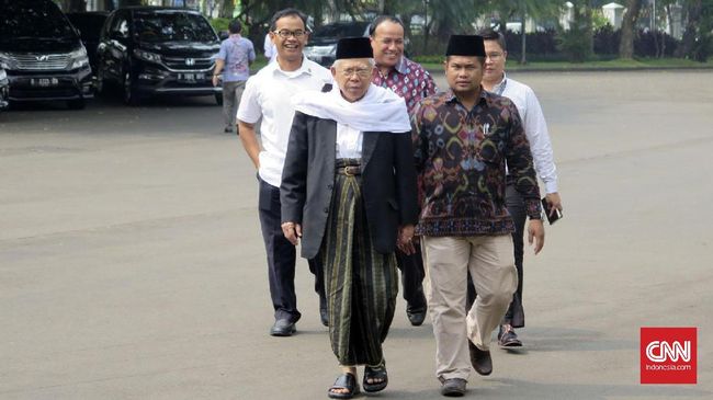 Berbeda dengan gaya Jokowi yang tengah gemar pakai sneaker bak anak muda, Mar'uf Amin justru tampil sebaliknya dengan gaya khasnya yaitu bersarung.