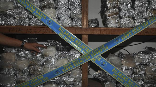 Pesta Sabu, Tiga Personel Polda Jawa Tengah Diciduk Tiga personel Polda Jawa Tengah digrebek tim Direktorat Reserse Narkoba Polda Jawa Tengah saat tengah berpesta narkotik pada Sabtu dini hari.