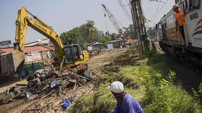 Penertiban yang akan dilakukan PT KAI atas lahan yang diklaim sebagai asetnya di jalan Kalasan, Surabaya, mendapatkan adangan massa dan ada yang terluka.