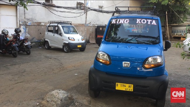 Bajaj baru mulai muncul di DKI Jakarta. Bajaj beroda empat ini digadang menggantikan bemo yang sudah uzur.