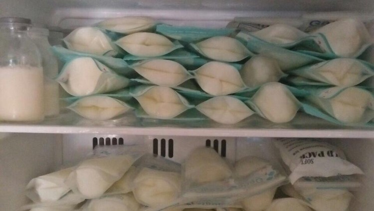 Stok ASI di kulkas nggak banyak, sedangkan teman kita ada yang kulkasnya penuh banget. Pernah baper nggak, Bun?