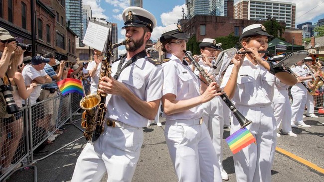 Militer Kanada merespons cuitan Donald Trump yang melarang transgender di ketentaraan dengan mengundang mereka mendaftar masuk dan mengabdi pada negara.