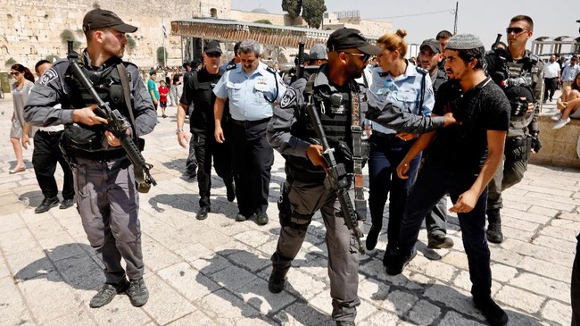Sejumlah kelompok ekstremis Israel menyerbu komplek Masjid Al Aqsa demi lakukan sebuah ritual.
