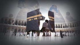 Tingkah Pencitraan Artis saat Umrah
