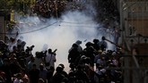 Detektor Logam Dicabut, Al Aqsa Masih Kisruh Bentrokan kembali pecah antara Polisi Israel dan warga Palestina di kompleks Masjid Al Aqsa pada Jumat (28/7) usai detektor logam dicabut.