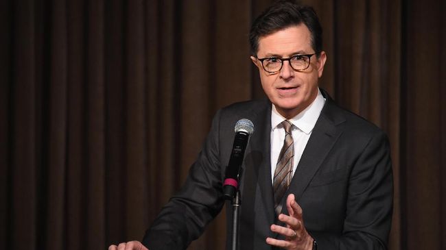 Episode baru The Late Show With Stephen Colbert ditunda setelah gejala Covid-19 yang dialami Colbert masih berlanjut.