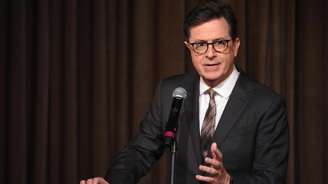 Gejala Covid Masih Ada, Stephen Colbert Tunda Syuting