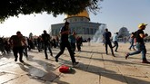 Detektor Logam Dicabut, Al Aqsa Masih Kisruh Bentrokan kembali pecah antara Polisi Israel dan warga Palestina di kompleks Masjid Al Aqsa pada Jumat (28/7) usai detektor logam dicabut.