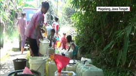 Warga Perbukitan Manoreh Di Magelang Serbu Air Bersih
