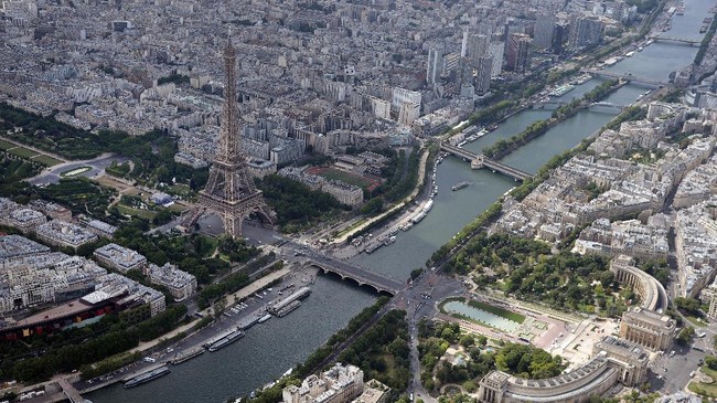 A picture taken on July 14, 2017, in Paris shows an aerial view of the Eiffel tower by the river Seine, in front of the Trocadero area with the Jardin du Trocadero and the palais Chaillot (front C). / AFP PHOTO / JEAN-SEBASTIEN EVRARD