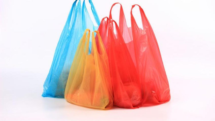 Tahu kan Bun, pemakaian kantong plastik itu kurang baik? Yuk, ajari anak diet penggunaan kantong plastik dengan cara ini.