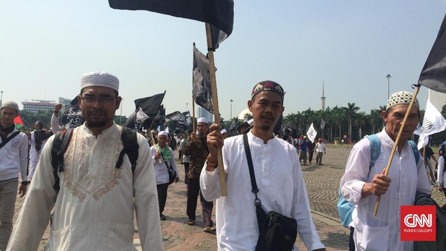 Hizbut Tahrir Indonesia tetap menggelar aktivitasnya usai pembekuan organisasi itu oleh pemerintah. Jejaring mereka menggurita, dari dosen, PNS, hingga tentara.