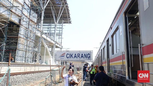 Kereta Rel Listrik (KRL) Jakarta-Cikarang ditargetkan mulai beroperasi pada awal 2018