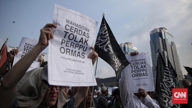 Komisi II DPR sepakat melanjutkan pembahasan Perppu Ormas dengan mengundang berbagai pihak, mulai dari pro, kontra, hingga berada di antaranya.