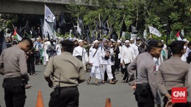 Aparat Bentuk Barikade, Massa Aksi 287 Terkurung di Monas