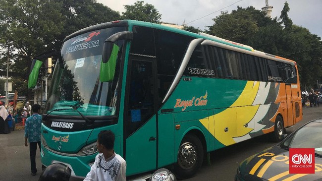 Peserta aksi 287 membubarkan diri setelah long march dari Masjid Istiqlal menuju kawasan Patung Kuda untuk menolak Perppu Ormas.