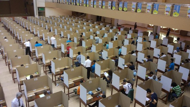 Sebanyak lima siswa SMA Indonesia berhasil memboyong 2 emas dan 3 perak pada kompetisi International Physics Olympiad (IPhO) ke-48, di Yogyakarta.