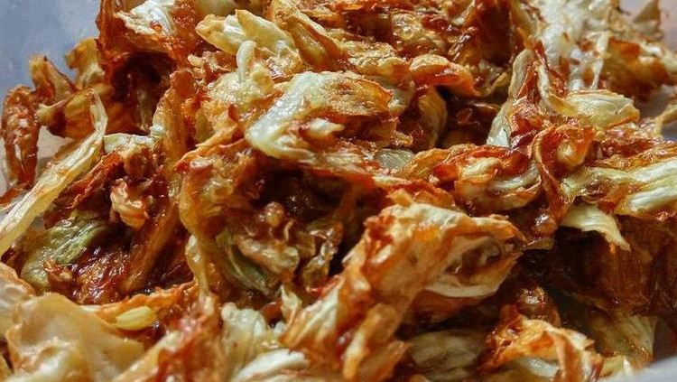 Menu kol goreng masih menjadi sajian favorit menemani makan pecel lele. Untuk mendapatkan kol goreng yang krispi dan lezat, butuh teknik khusus, Bunda.