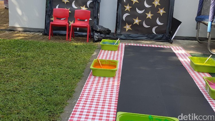 Ide Weekend: Jalan ke Bulan dan Main di Ruang Glow in The Dark Ada banyak cara berakhir pekan bersama si kecil, Bun. Salah satunya mengajak anak bermain sambil berimajinasi.
