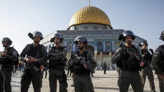 Israel tuduh Imam Al Aqsa Ekrima Sabri dukung terorisme, usai dia puji remaja Palestina yang bunuh empat warga Israel.