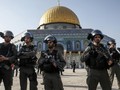Pria Palestina Lempar Molotov ke Pos Polisi Israel di Al-Aqsa