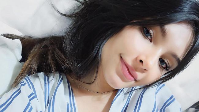 Para kekasih pemain bola yang cantik pun kerap viral dibicarakan netizen. Kini giliran Chefita yang menginspirasi netizen dengan gaya busananya.