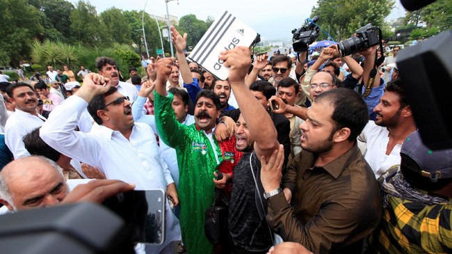 Mantan Perdana Menteri Pakistan Nawaz Sharif dan putrinya Maryam ditangkap di Islamad usai melakukan perjalanan dari Inggris.