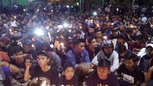 Bobotoh dan Jakmania berkumpul di Stadion Patriot Candrabhaga, Bekasi, Jumat (28/7). Mereka berbaur dalam acara seribu lilin untuk Ricko Andrean.