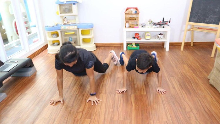 Olahraga nggak cuma bikin badan lebih bugar, Bun, tapi juga bisa bantu perkembangan otak anak lho.