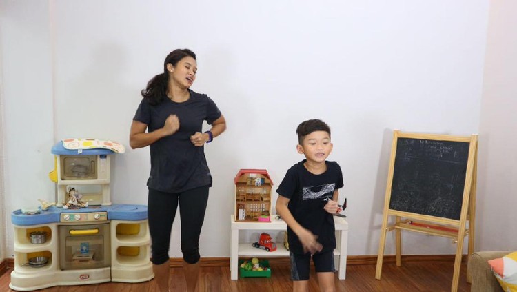 Olahraga bersama anak bisa jadi pilihan saat weekend lho, Bun. Sudah coba atau belum?