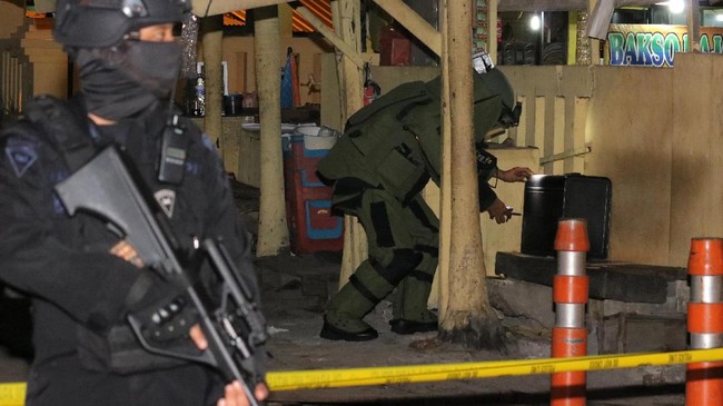 Polisi menyatakan kardus mencurigakan yang tergeletak di Musala Al Hidayah di dalam kawasan RS Muhammadiyah berisi pakaian.
