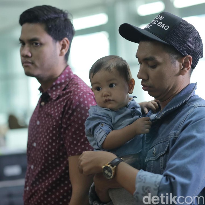 Kalau waktunya agak longgar, Rayi juga menggendong Budi. (Foto: Asep Syaifullah)