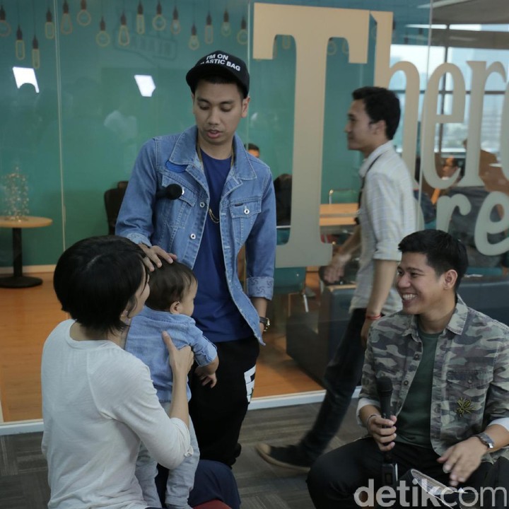 Di sela break, Rayi juga nyempatin menghampiri sang anak. (Foto: Asep Syaifullah)