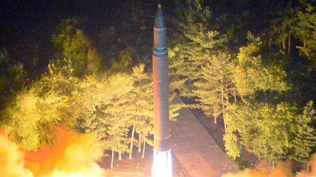 Korea Utara mengancam bakal melanjutkan uji coba rudal balistik antarbenua jika Amerika Serikat dan Korea Selatan tetap menjalankan latihan militer gabungan.