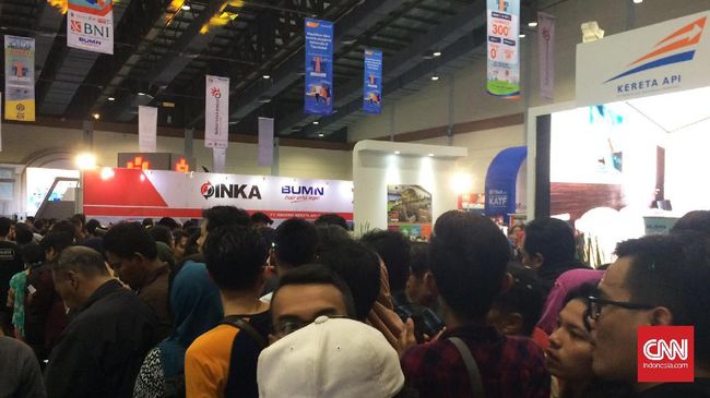 Antrean yang panjang di luar Hall B Jakarta Convention Center, Senayan pada Sabtu (29/7) tak surut bahkan saat hujan mengguyur deras.