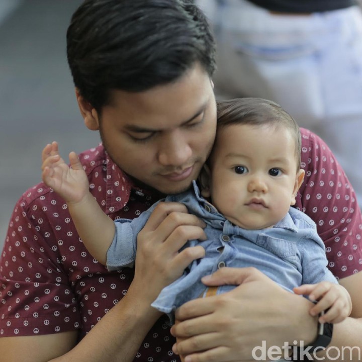 Budi cukup dekat Bun sama personel RAN yang lain. Tuh, akrab banget ya Budi sama Om Asta. (Foto: Asep Syaifullah)