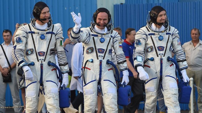 Elon Musk membuat desain purwarupa kostum astronaut lengkap dengan helm, sarung tangan, dan sepatu boot yang berbeda dengan kostum yang ada saat ini.