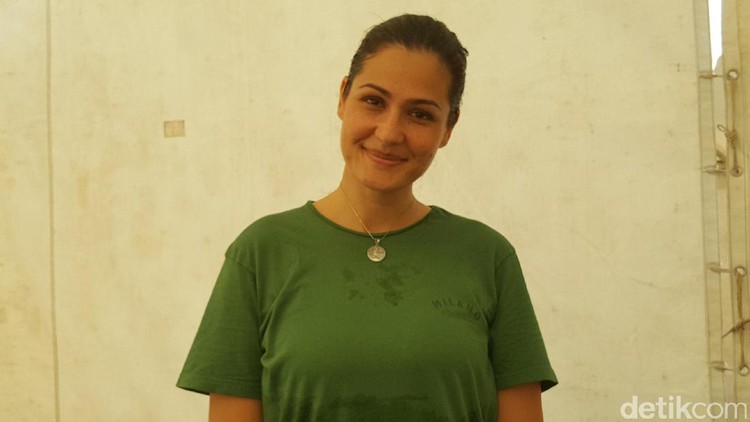 Yoga sudah jadi bagian dari gaya hidup ibu yang satu ini. Baginya yoga membantunya jadi ibu yang kuat.