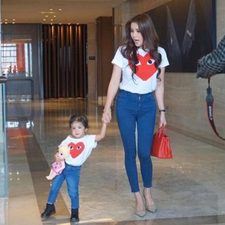 Dalam postingan 'OOTD' Olla Ramlan beberapa waktu lalu, Olla memperlihatkan kompaknya berbusana dengan anaknya yang sama-sama mengenakan kaos putih dan jeans. Casual dan kece ya. (Foto: Instagram @ollaramlanaufar)
