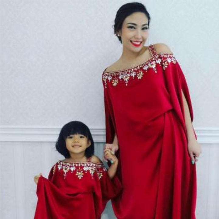 Wah! Seger bangat ya melihat busana yang dipakai Ayu Dewi dan Aqilah, sang putri. Warna kaftan yang merah merona membuat mereka berdua terlihat segar. (Foto: Instagram @mrsayudewi)