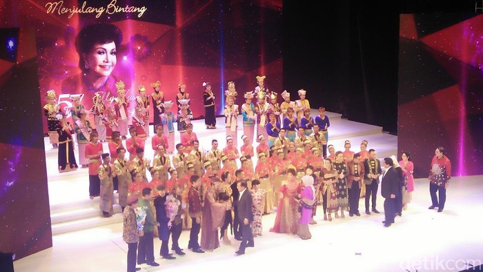 Wapres JK tonton konser penyanyi lawas Elly Kasim.
