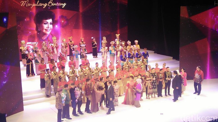 Wapres JK tonton konser penyanyi lawas Elly Kasim. Wapres JK tonton konser penyanyi lawas Elly Kasim.