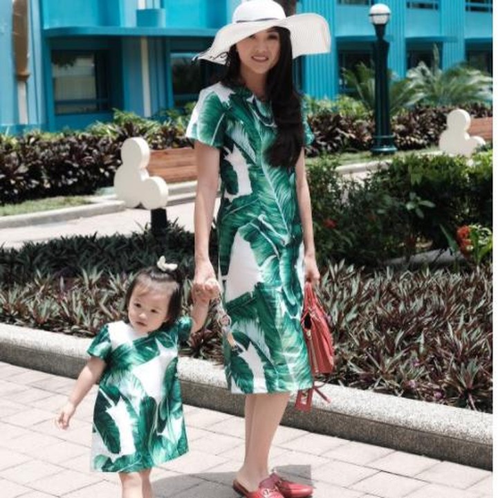 Kalau busana yang dikenakan Sarwendah bersama Thalia, sepertinya summer banget ya Bun. Kayak mau pergi ke pantai. Apalagi nuansa baju print-nya daun-daun gitu. Adem deh liatnya. (Foto: Instagram @sarwendah29)