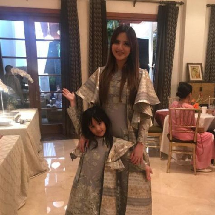 Selalu keren nih bunda yang satu ini. Busana yang Nia Ramadhani kenakan benar-benar mirip sama anaknya. Benar-benar 'like mother, like daughter'. (Foto: Instagram @ramadhaniabakrie)