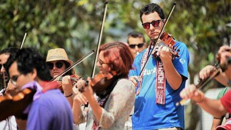 Pernah dengar kelompok musik Vinculos dari Spanyol? Kelompok musik ini sedang menggelar aksi panggung di Danau Toba.