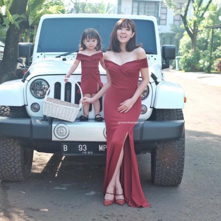 Dress yang dipakai Gisel samaan nih Bun sama Gempi. Lucu ya dress mereka berdua. Mau kemana tuh bunda dan anak cantiknya ini? (Foto: Instagram @gisel_la)