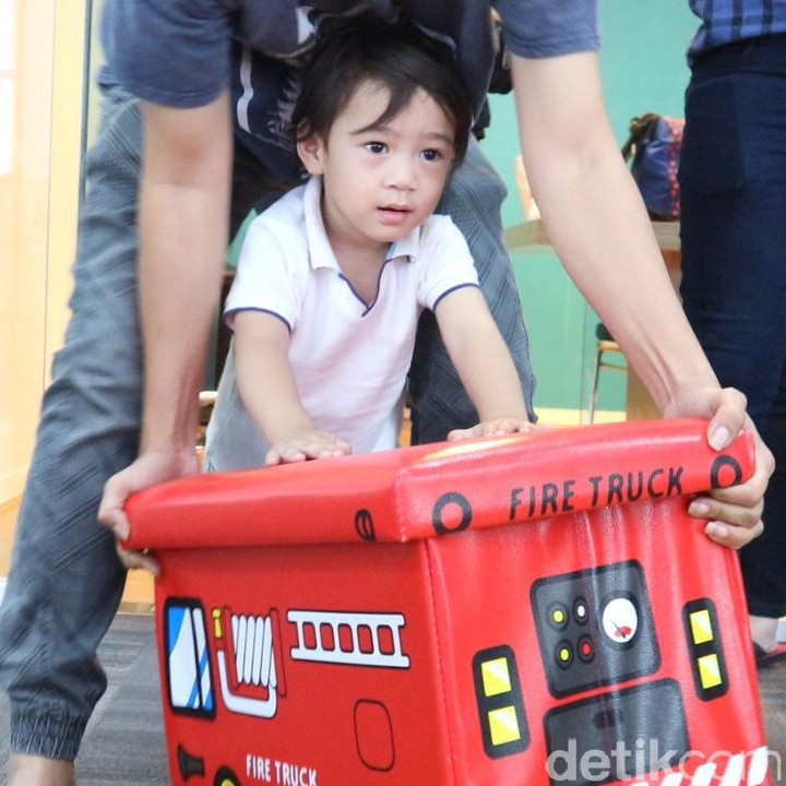 <p>Tut... tuut eh bukan kereta tuh, yang didorong Rafathar cuma boks bergambar bus.</p>